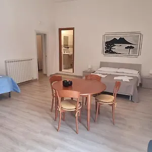 Pensión Keira, Nápoles